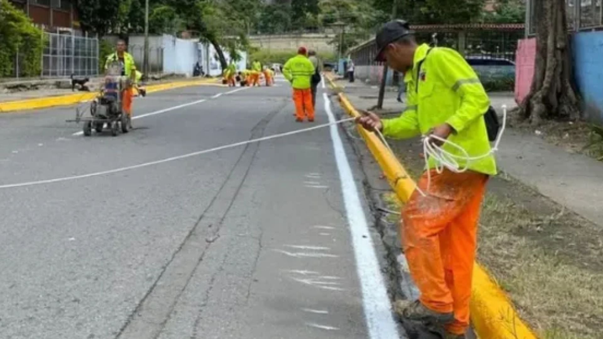 Labores de demarcación y señalización vial en la avenida Teherán de El Paraíso, en Caracas (Venezuela) - Foto: X