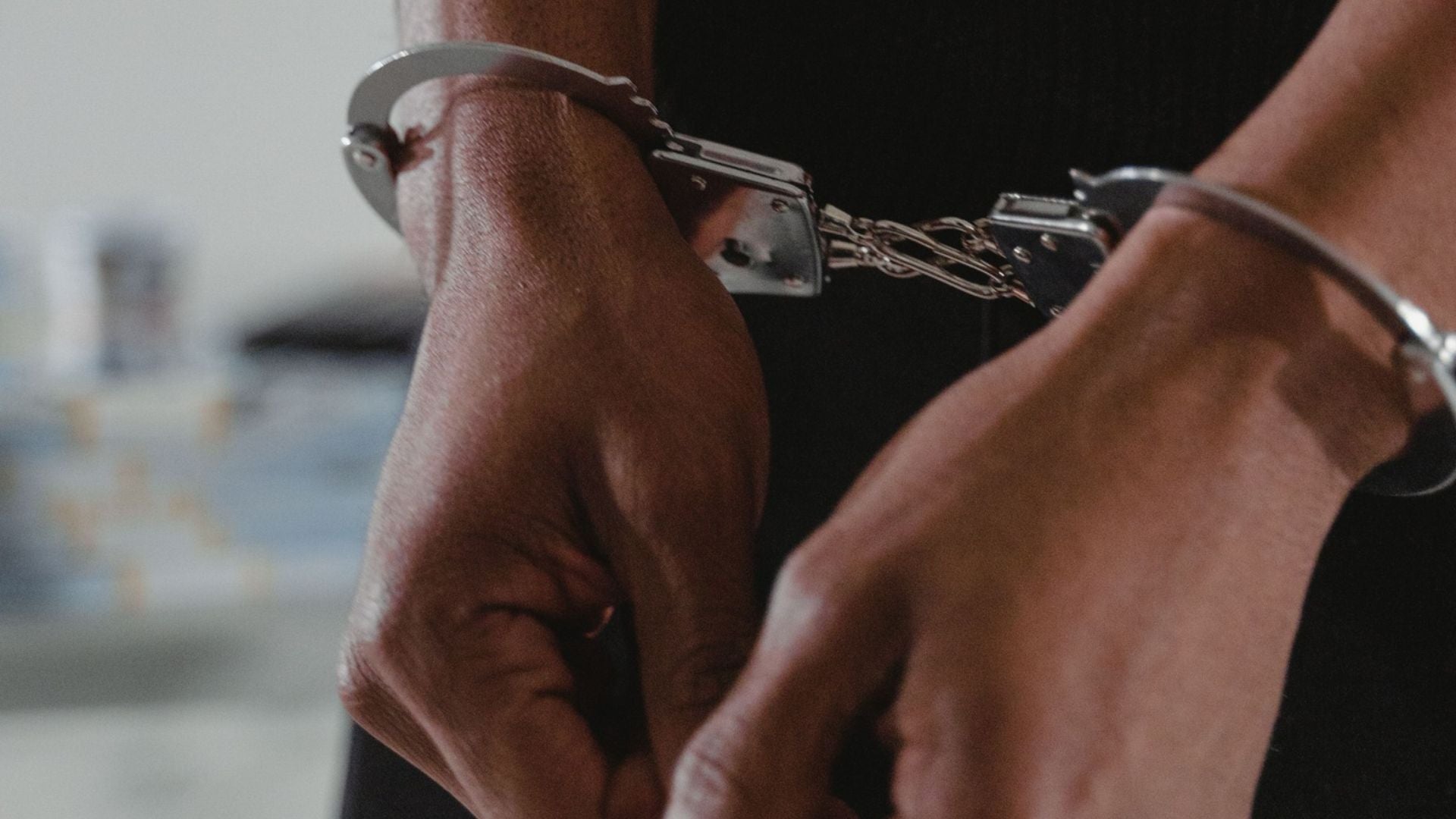 Primer plano de las manos de un adulto esposado - Foto de referencia: pexels