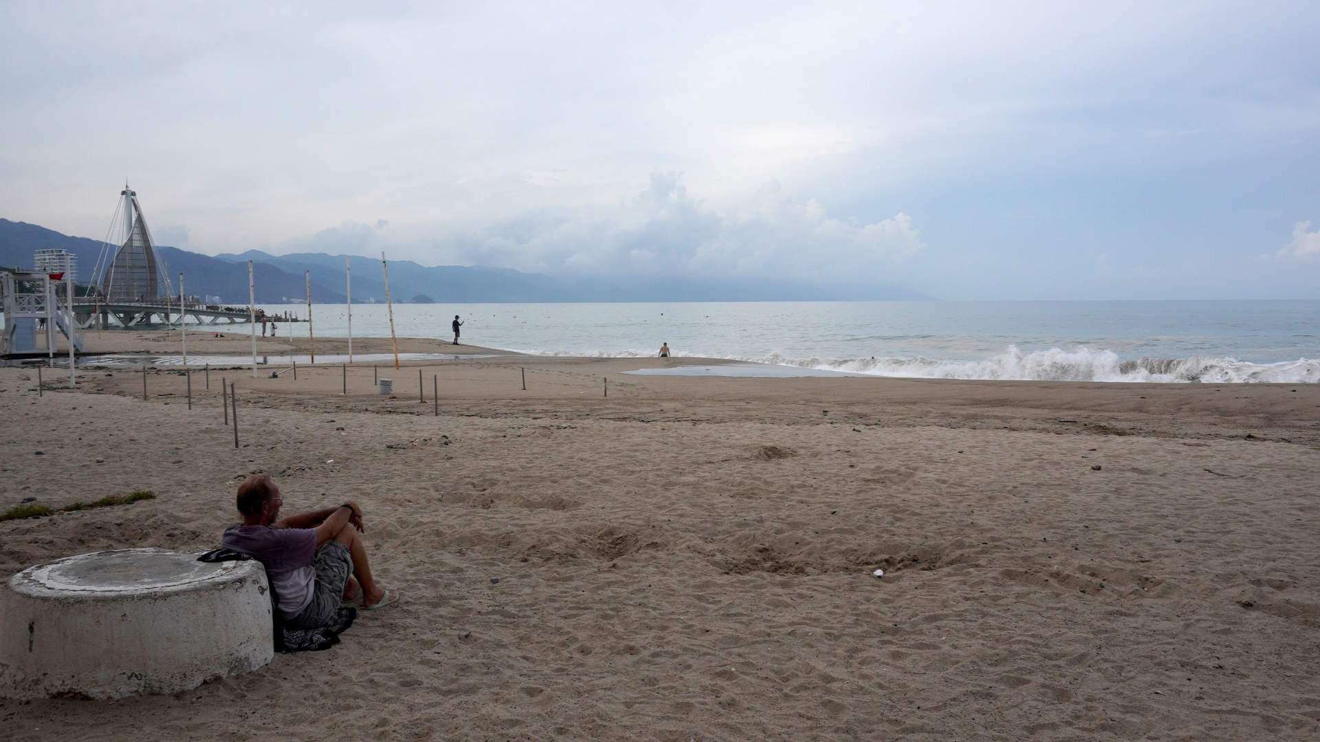 Un turista toma un descanso en una playa de Puerto Vallarta en Jalisco (México) - Foto: EFE