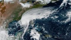Fotografía satelital cedida por la Oficina Nacional de Administración Oceánica y Atmosférica (NOAA) que sigue el paso del huracán Isaías - EFE