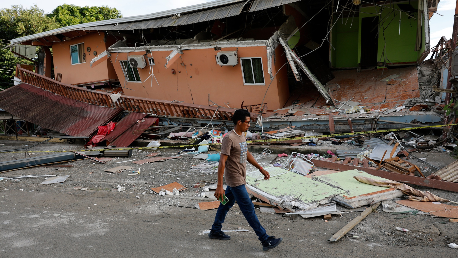 Un hombre camina cerca de una vivienda afectada por el terremoto en Panamá - Foto: EFE