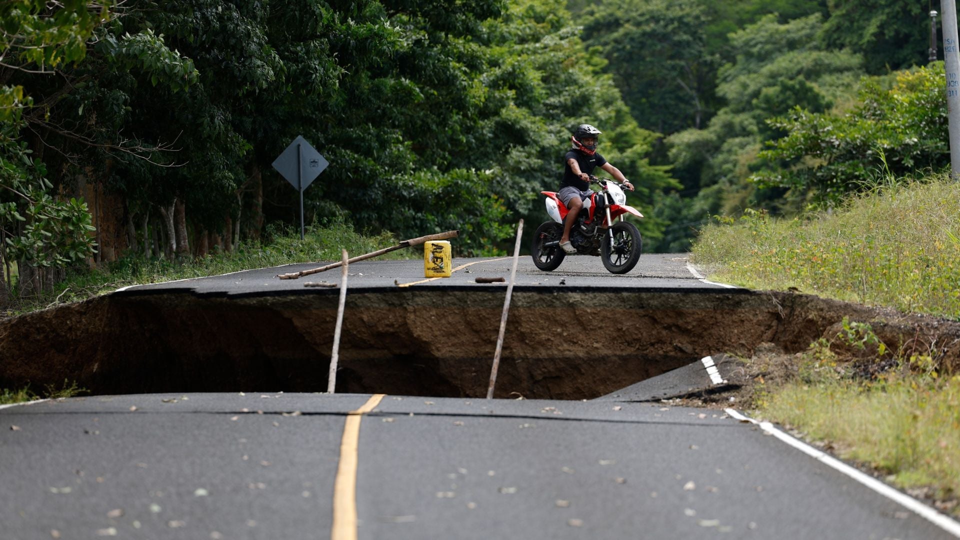 Fotografía que muestra una carretera destruida en Búcaro (Panamá) - EFE