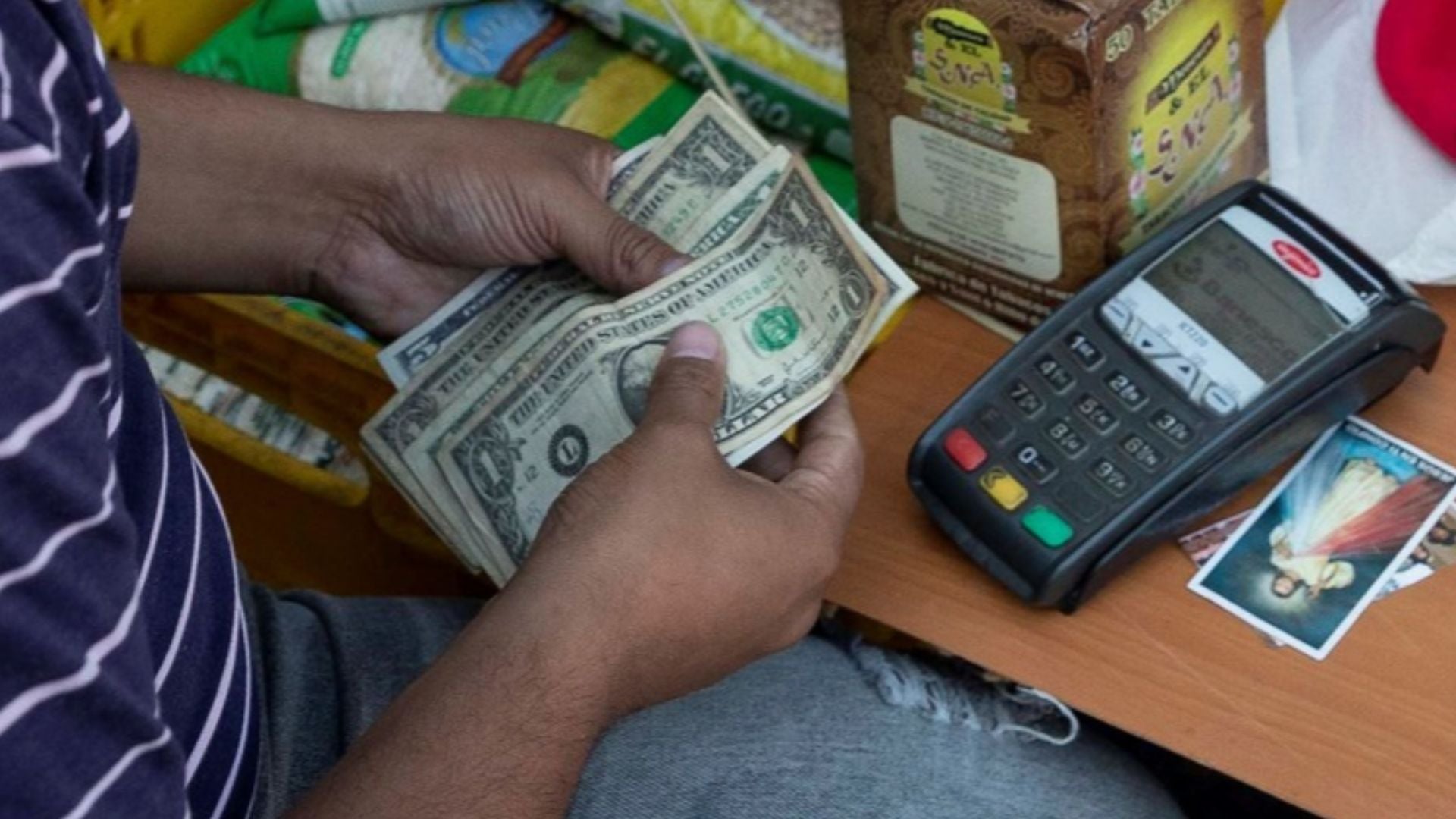 Un comerciante contando dólares en Caracas (Venezuela) - Foto de referencia: EFE