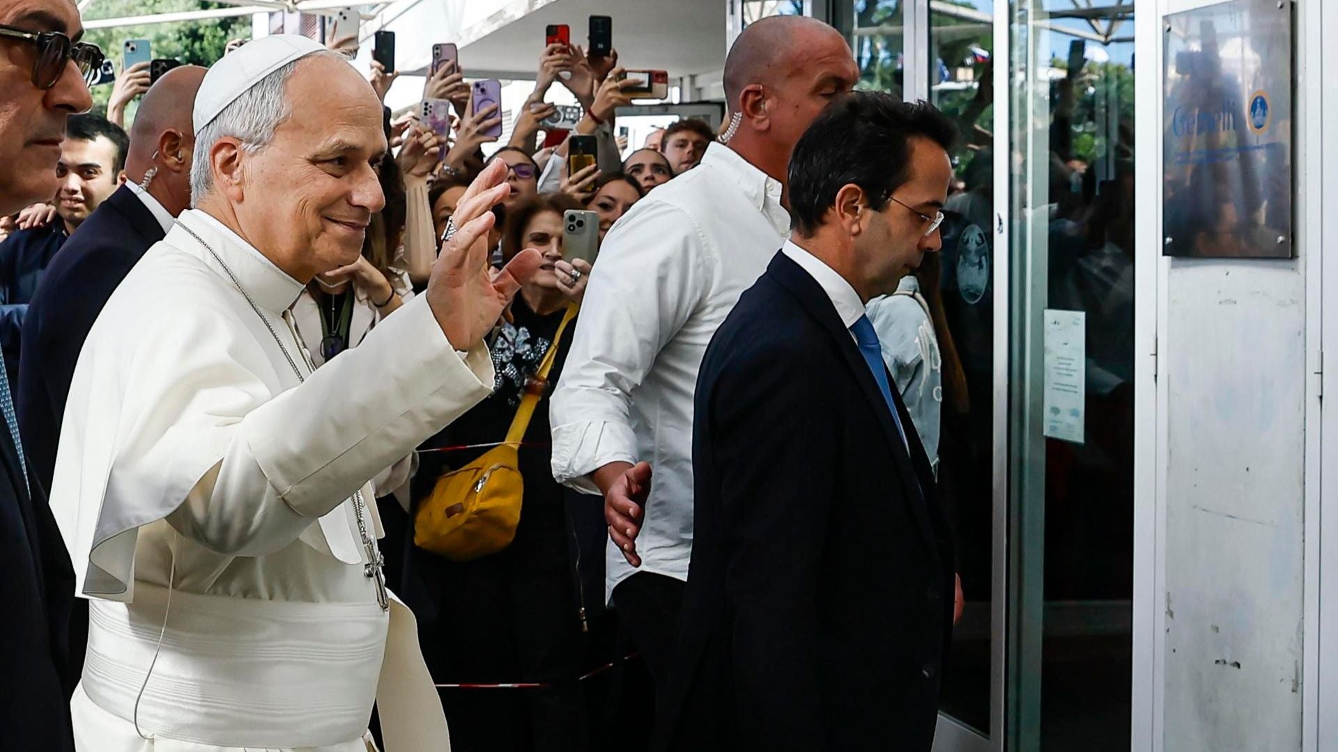 El papa León XIV arriba al hospital Gemelli en Roma, Italia - Foto: EFE