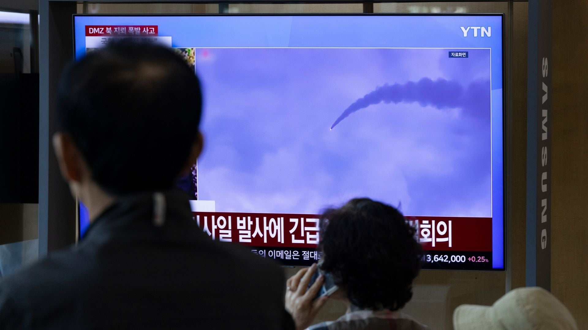 Gente mira las noticias sobre el lanzamiento de misiles de Corea del Norte-Foto: EFE