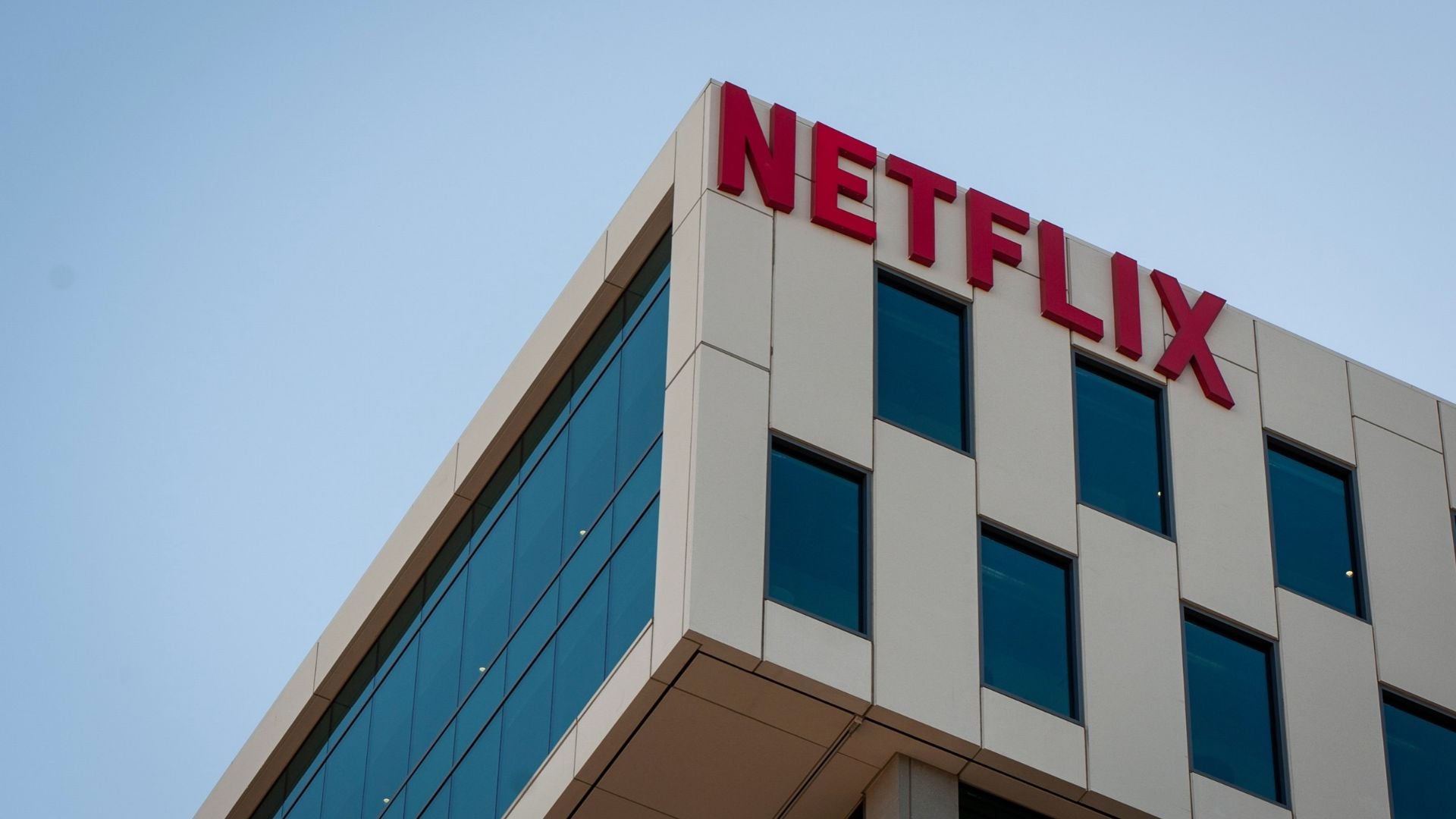 El logotipo de Netflix cuelga en la pantalla de la empresa-Foto: EFE