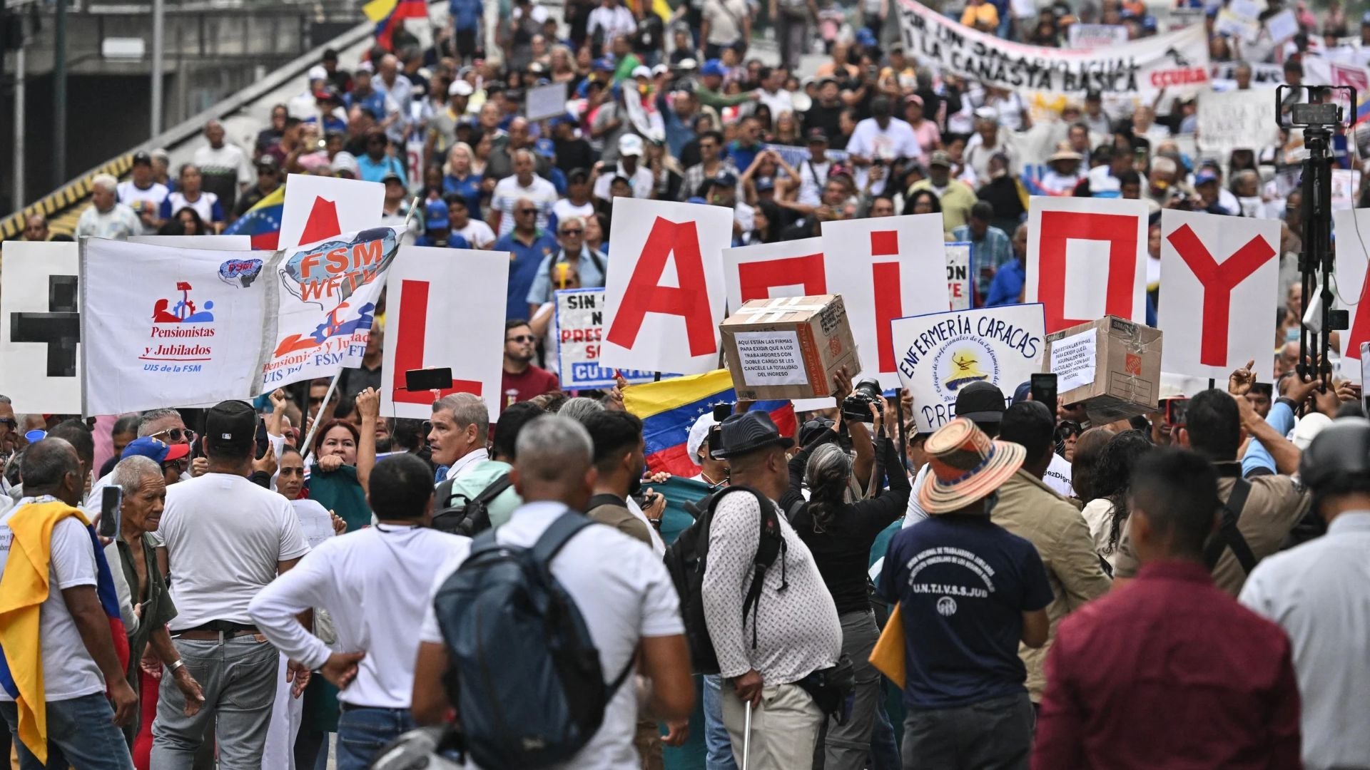 Manifestantes exigen al régimen venezolano aumento salarial – Foto: AFP