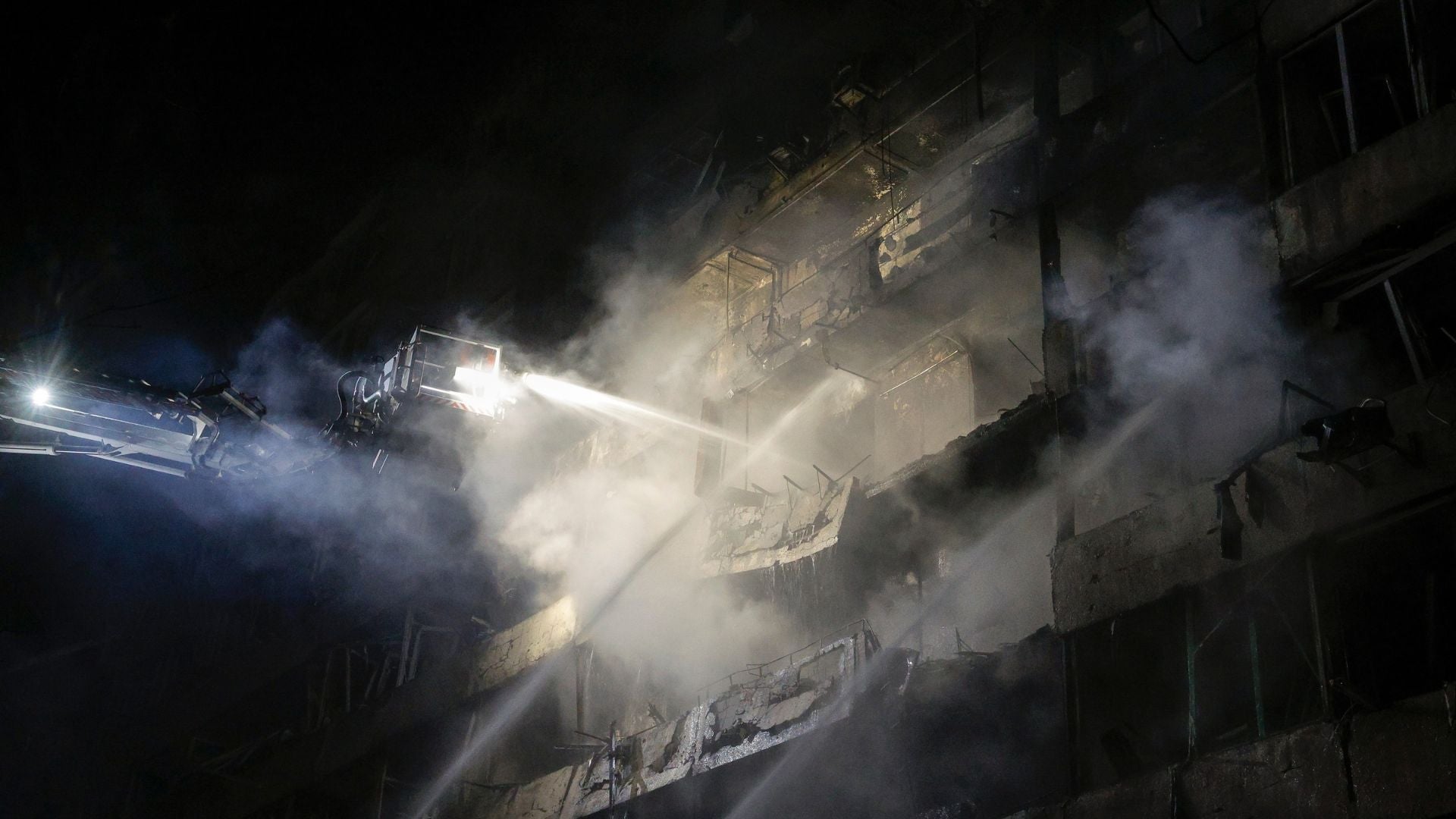 Equipos de rescate ucranianos trabajan en el lugar donde impactó un misil ruso-Foto: EFE