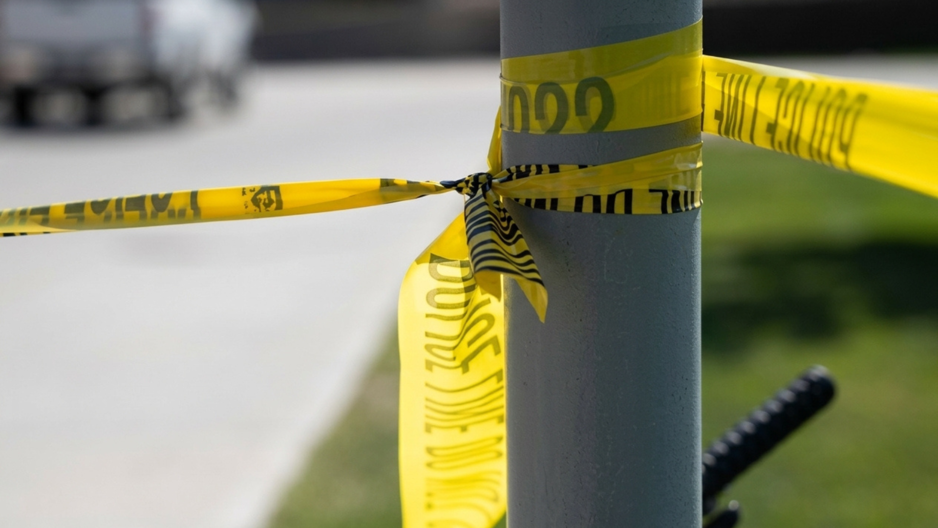 Detalle de una cinta policial enrollada alrededor de un poste- EFE