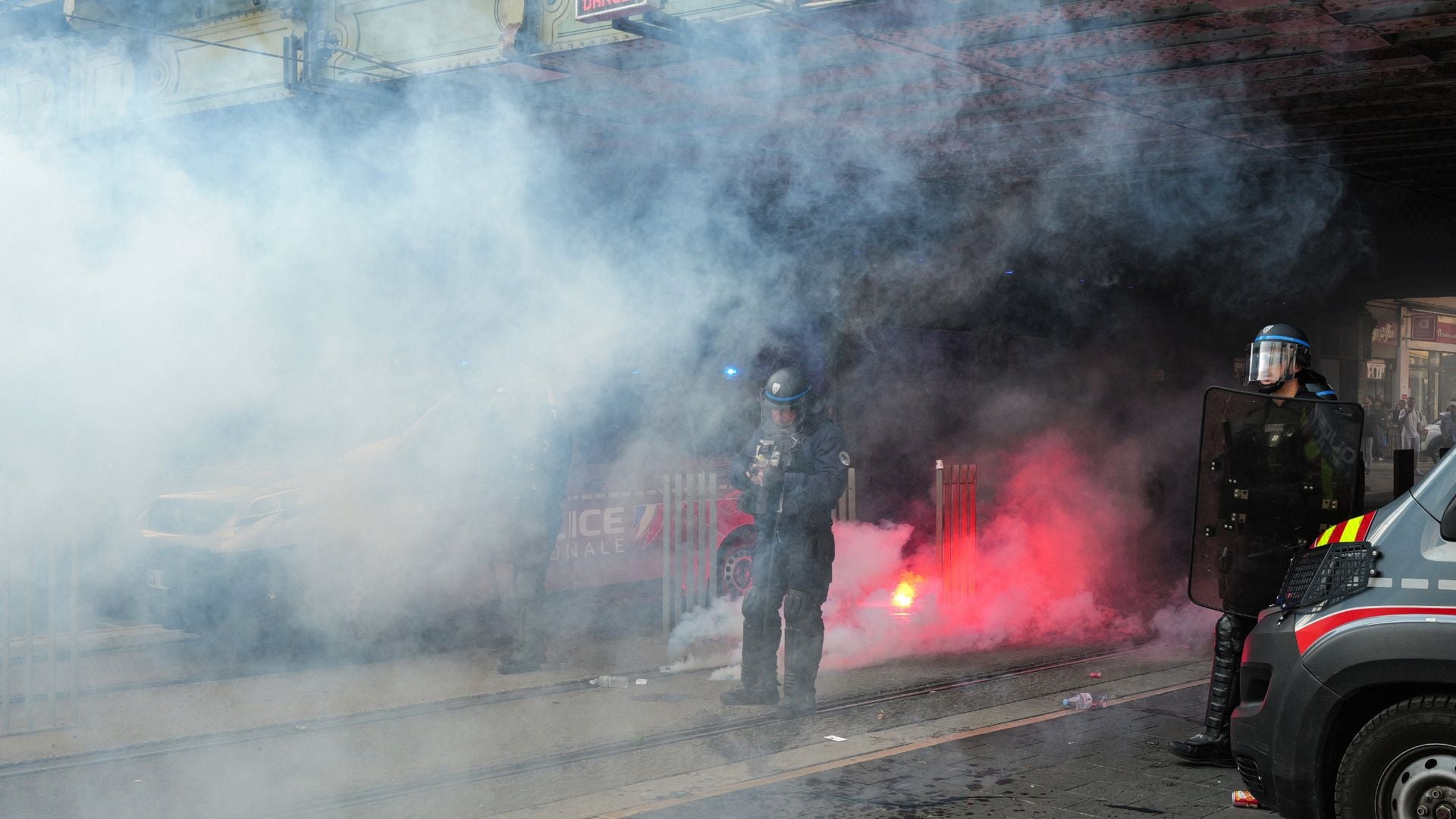 Manifestante pierde una mano por una granada policial durante protestas en Francia - AFP