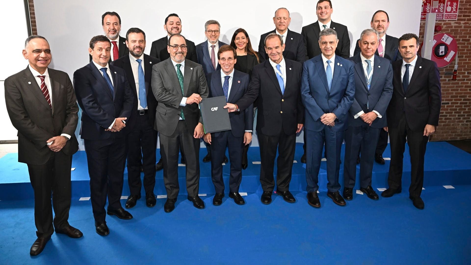 Sergio Díaz-Granados, presidente ejecutivo del Banco de Desarrollo de América Latina y el Caribe (CAF), reunido con alcaldes de América Latina - Foto: EFE