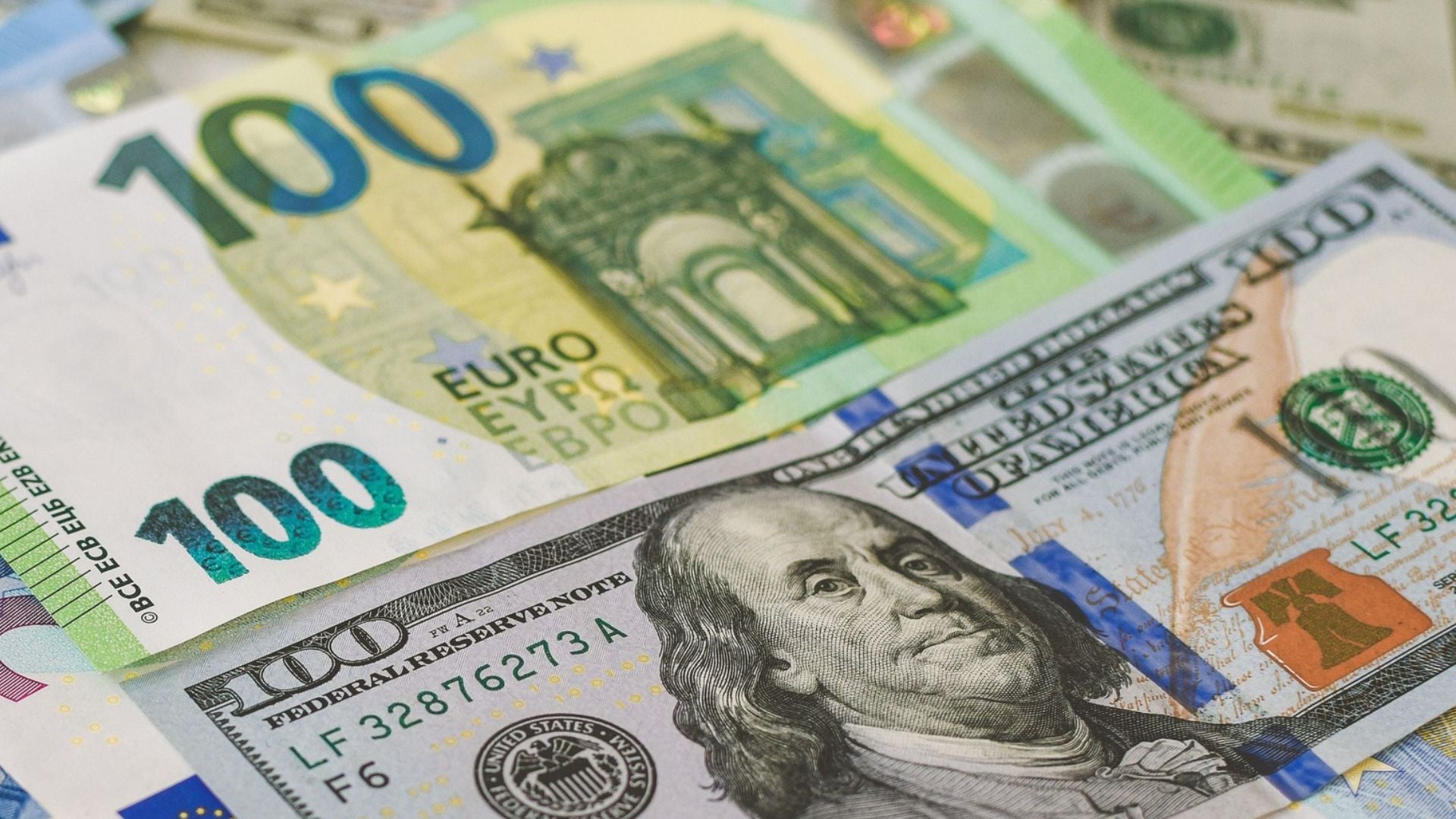 Euro y dólar (billetes) - Fotos de referencia: Pexels