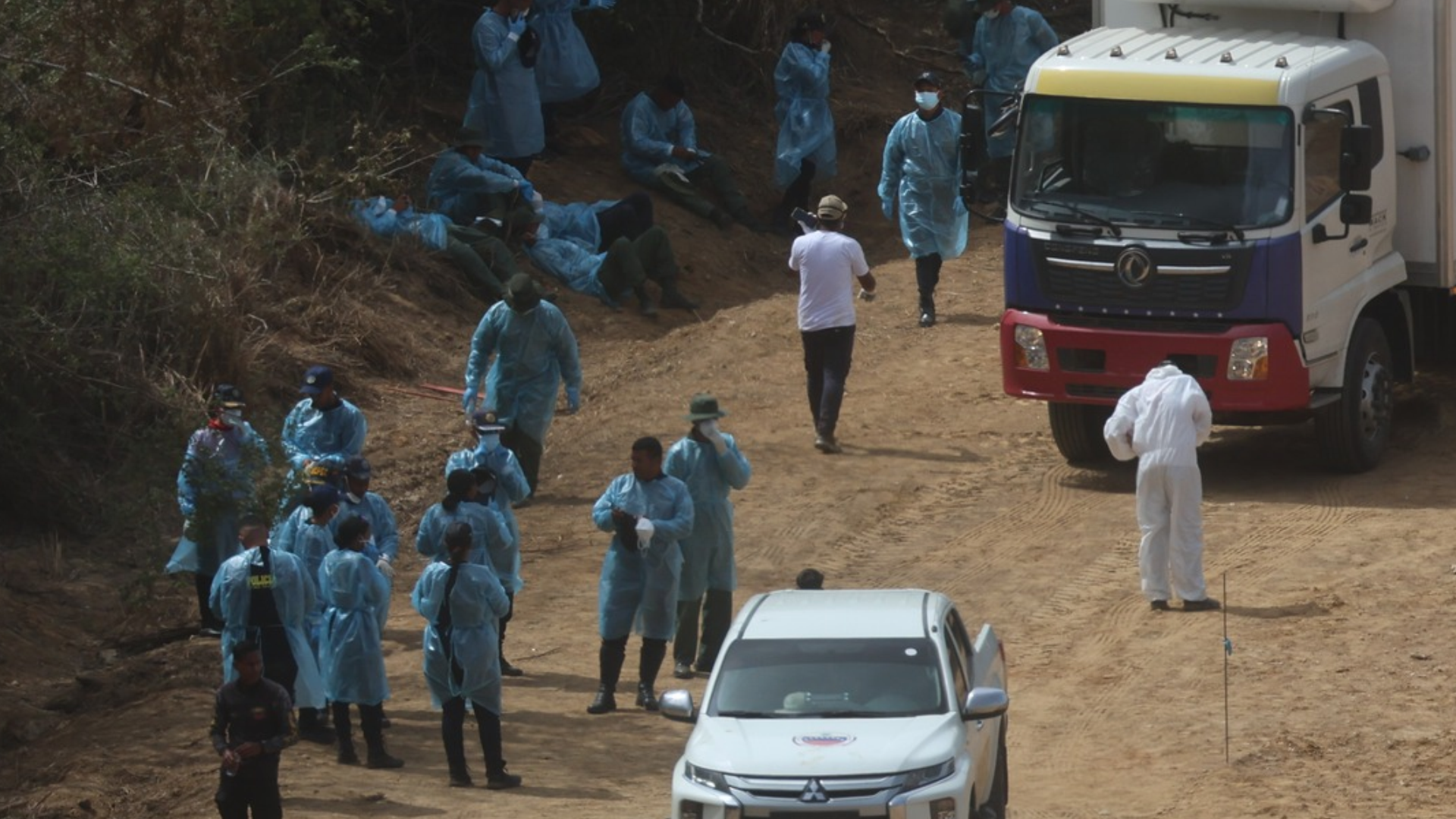 Funcionarios del Estado en el cementerio municipal La Esperanza en parroquia Carayaca, en La Guaira (Venezuela) - Foto de referencia: EFE