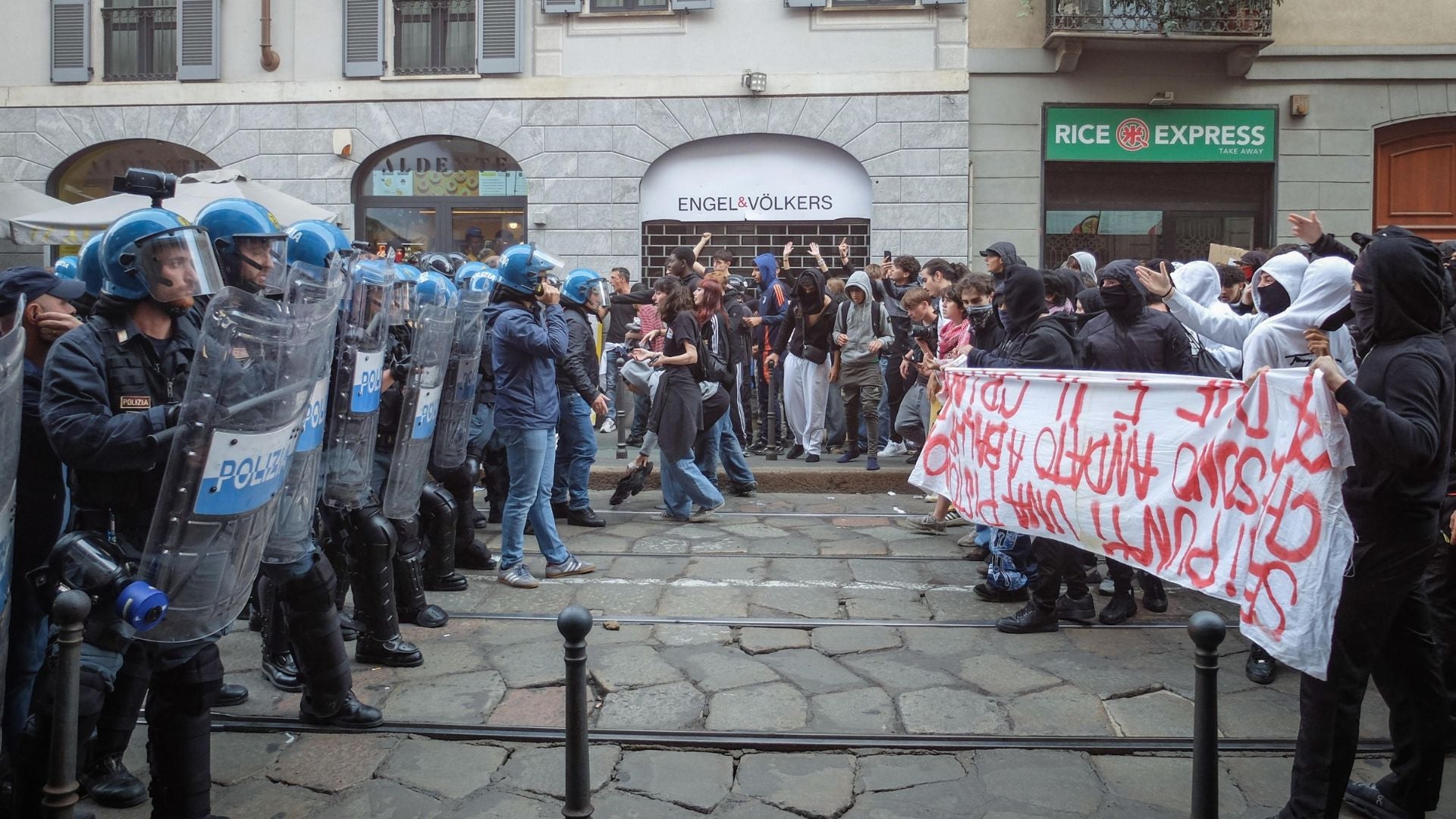 Manifestantes se enfrentan a la policía durante la protesta en Milán-Foto EFE