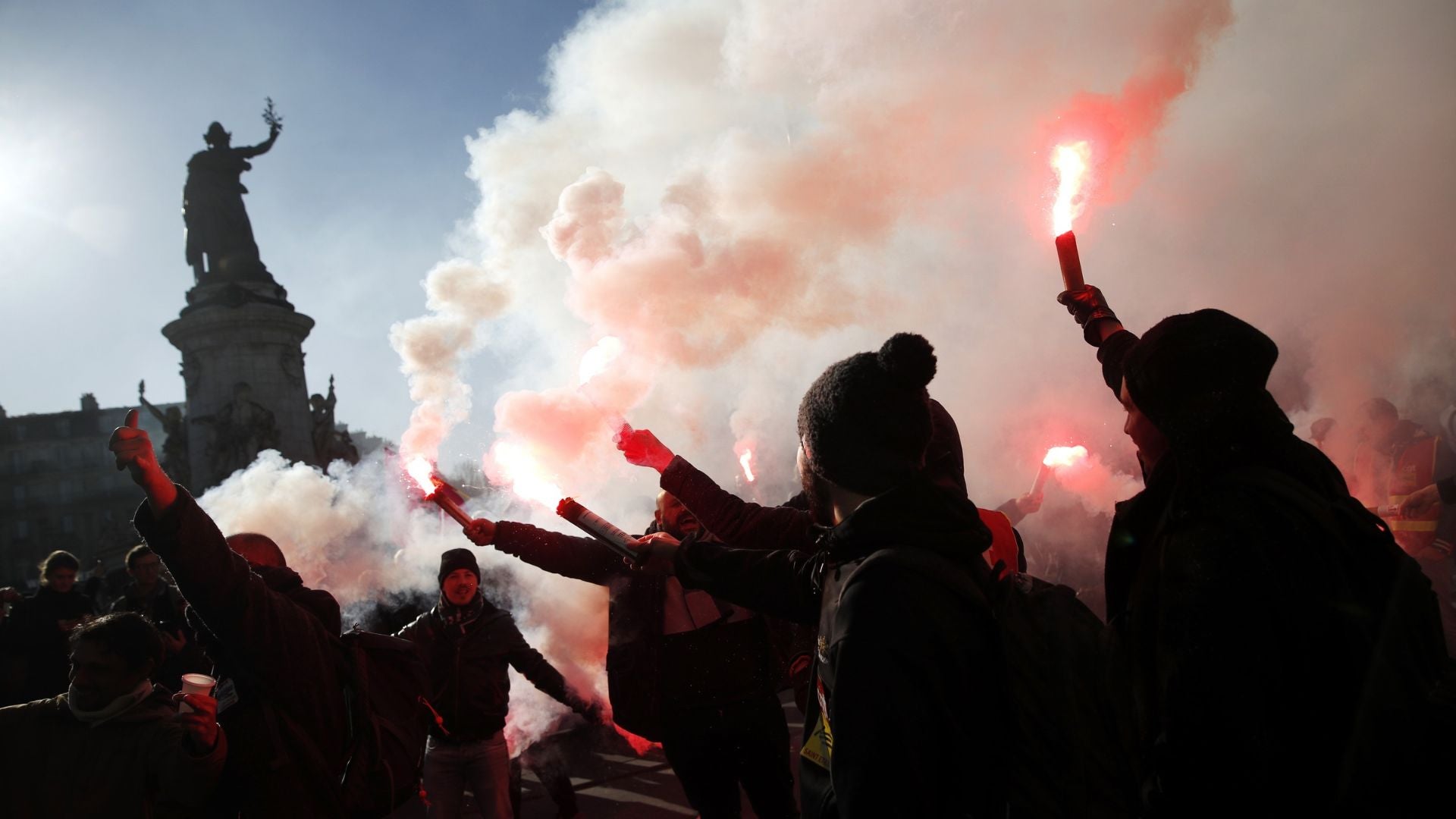 los manifestantes durante las protestas en París-Foto EFE