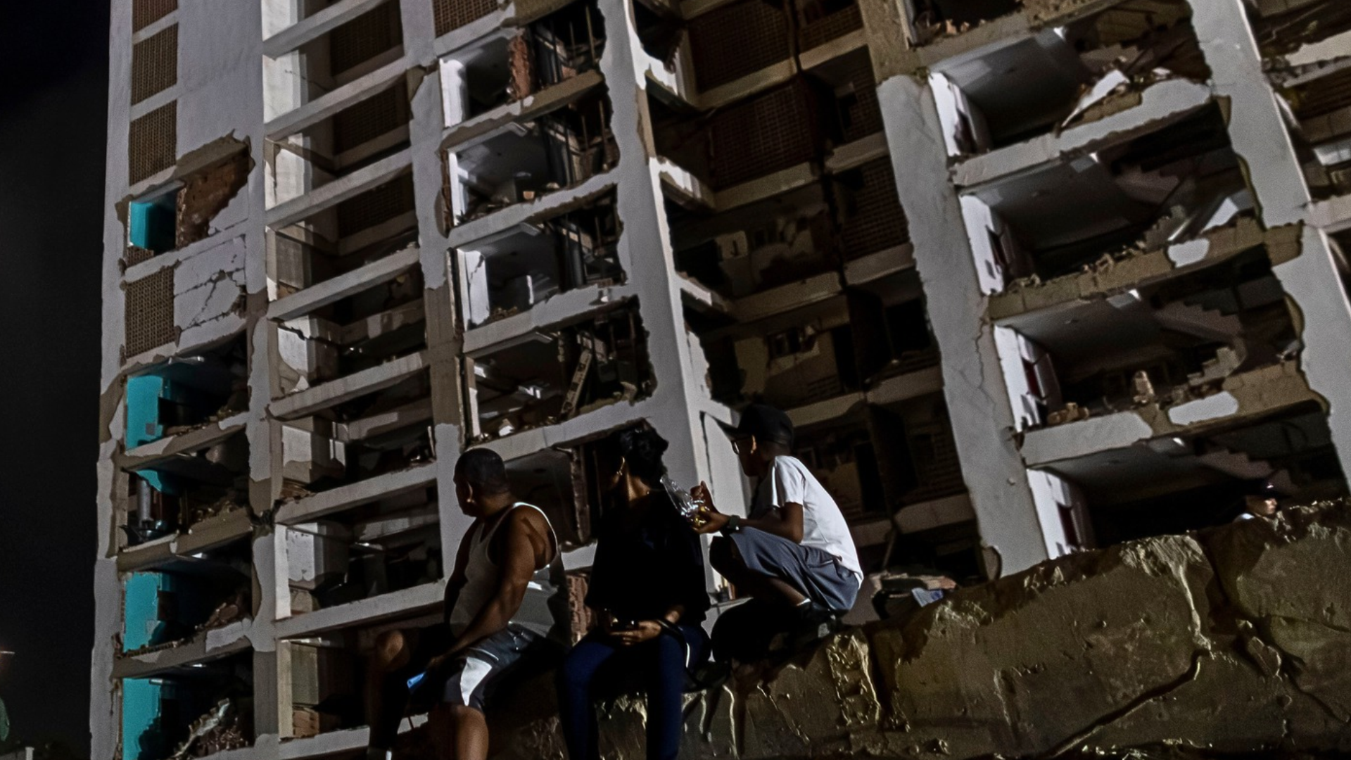 Varias personas ven un edificio destruido por los terremotos del 24 de junio en La Guaira, Venezuela - Foto de referencia: EFE