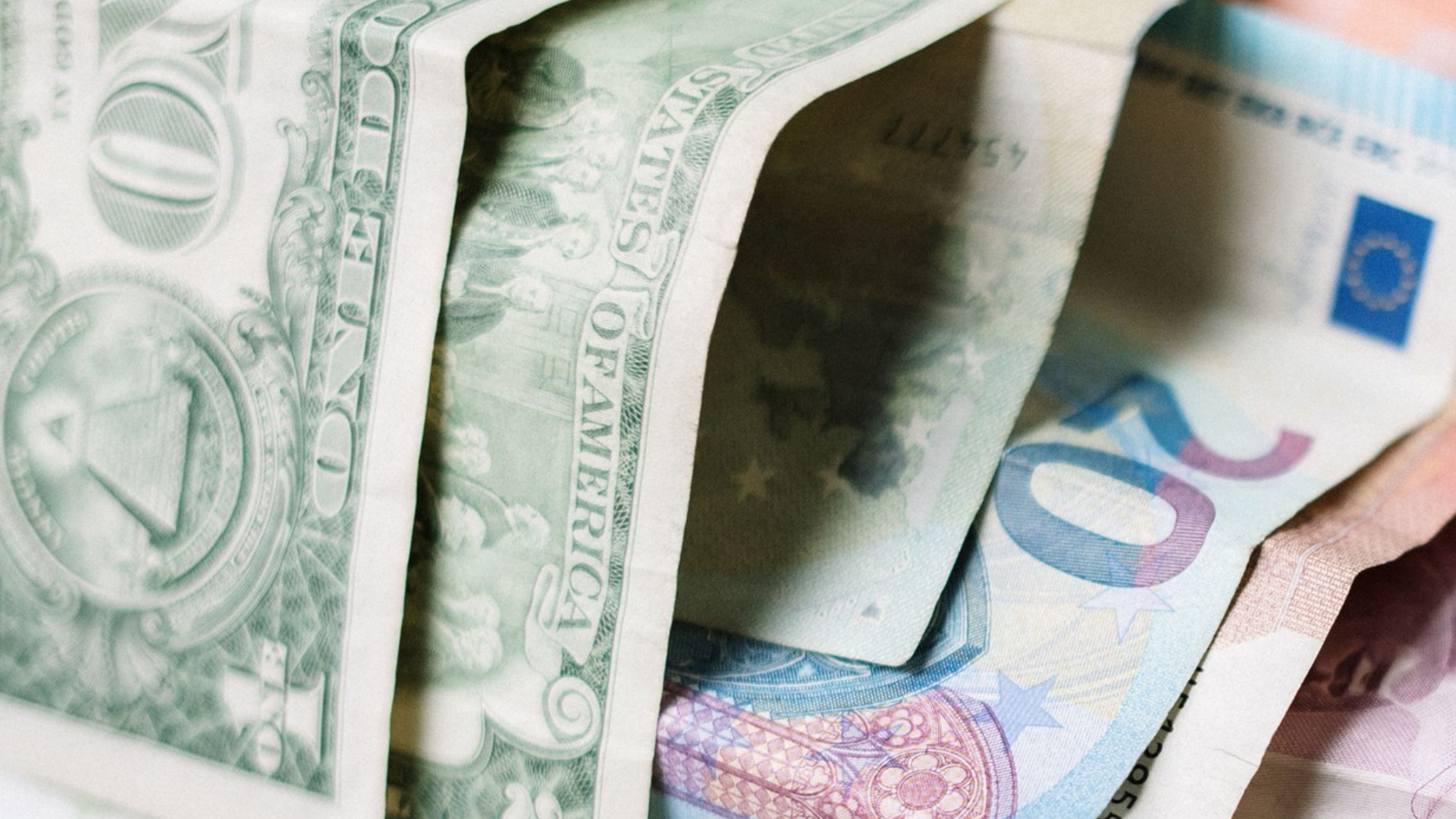 Billetes de dólares y euros - Foto de referencia: Pexels