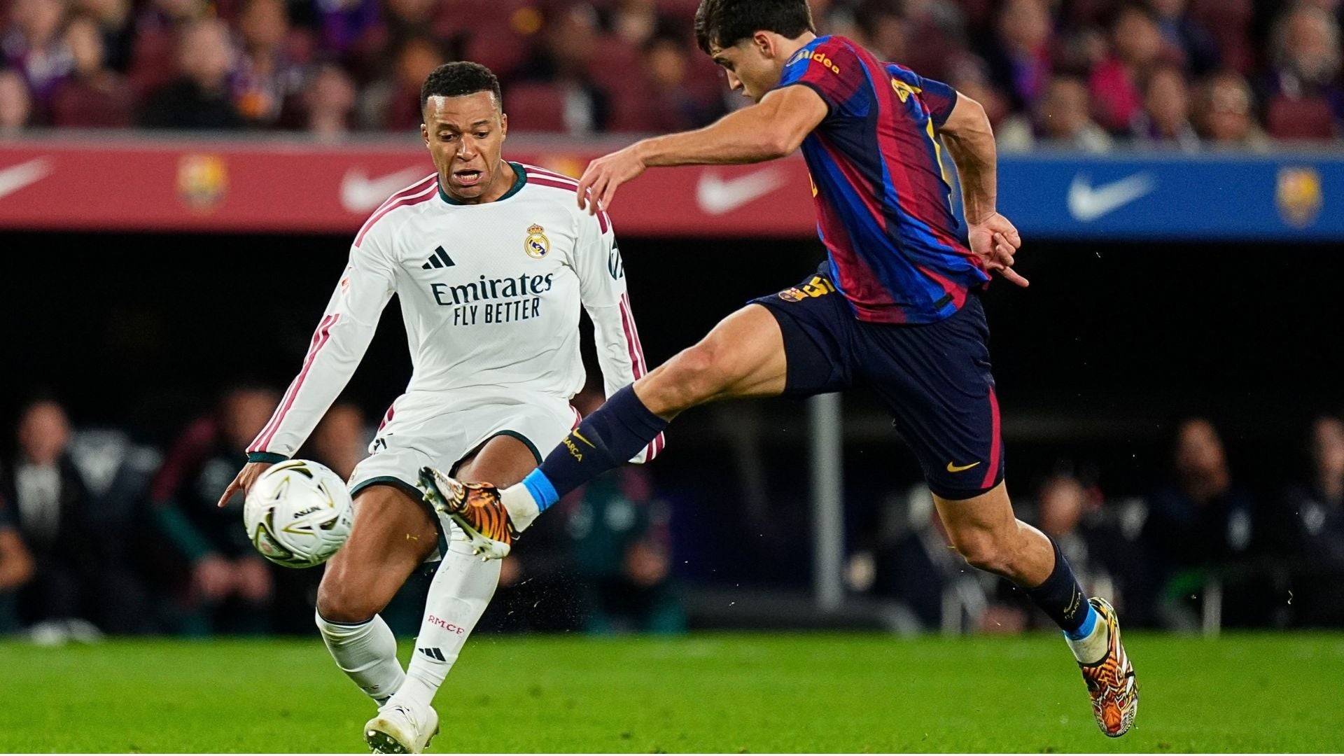 Barcelona ante Real Madrid en la liga española - Foto: EFE