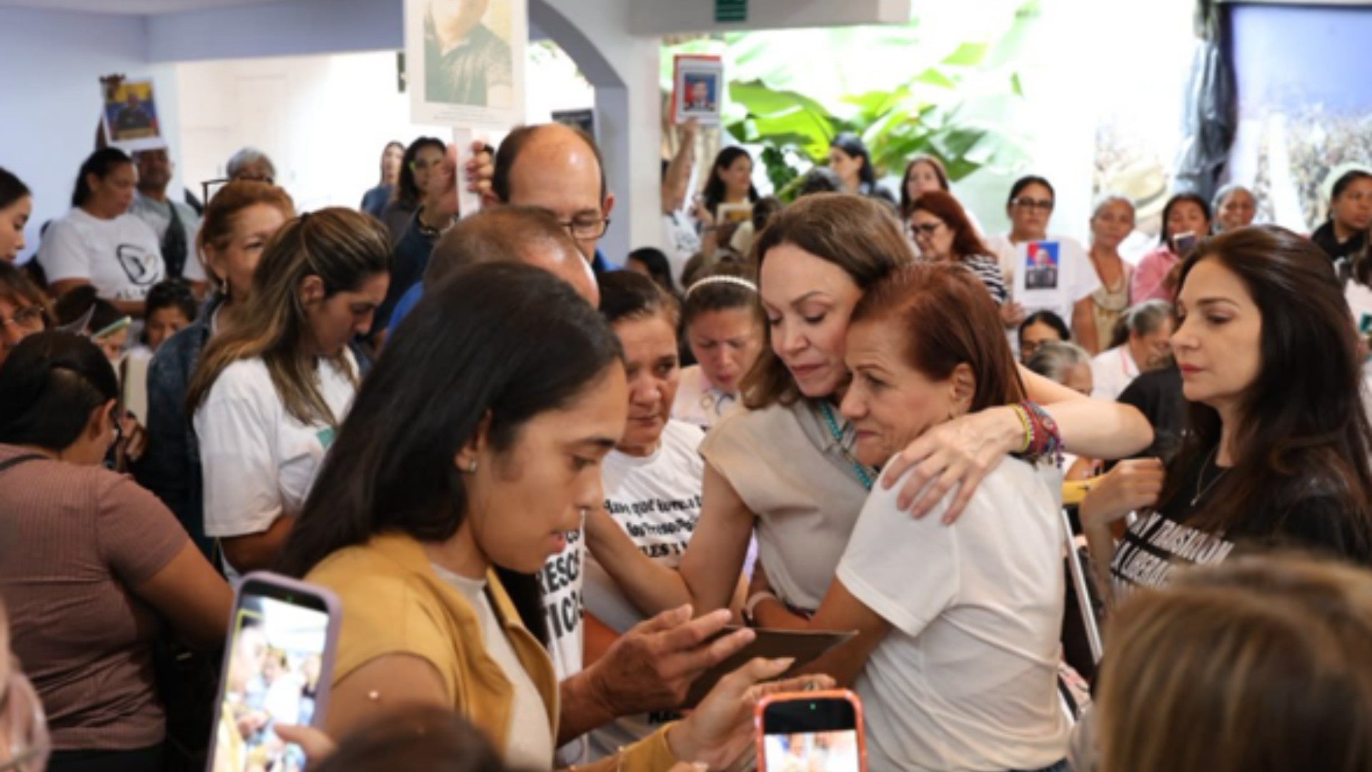 María Corina Machado con familiares de presos políticos (Comité de DDHH de Vente Venezuela)