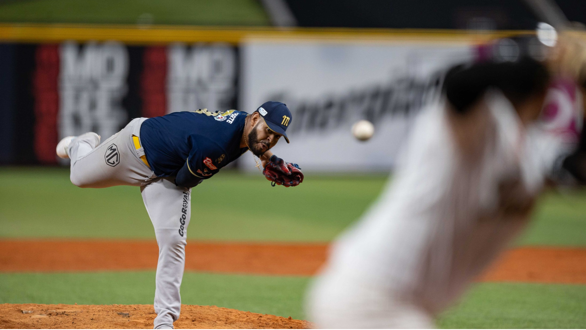 Jefferson Medina, de Navegantes del Magallanes, realizando un lanzamiento - Foto: EFE