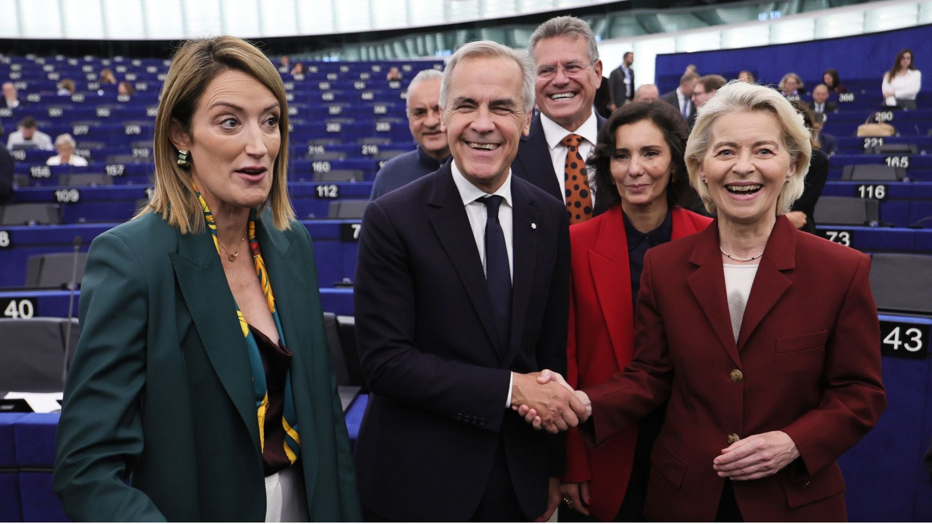 Presidenta del parlamento europeo Roberta Metsola y el primer ministro Mark Carney y Ursula von der Leyen -Foto EFE