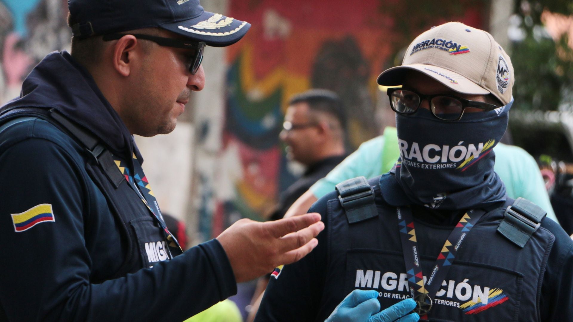 Integrantes de Migración Colombia participan en un operativo este martes, en Cúcuta-Foto EFE