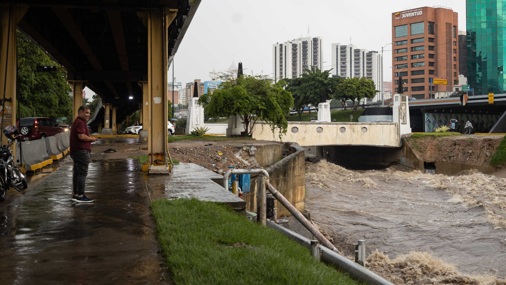 Un hombre observa el cauce del río Guaire en Caracas (Venezuela) - Foto de referencia: EFE