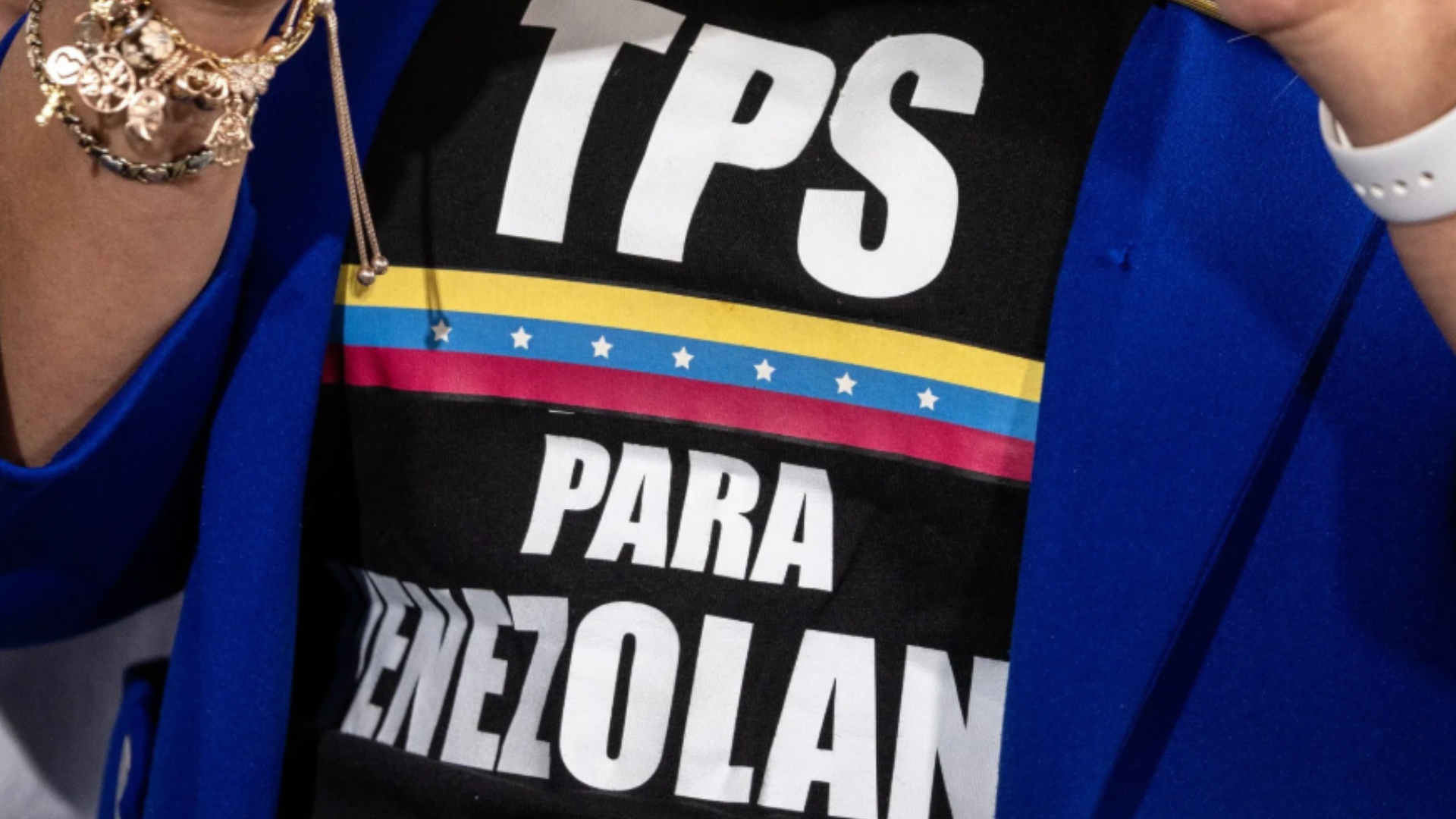 Camisa con el escrito: 'TPS para venezolanos' - Foto de referencia: EFE