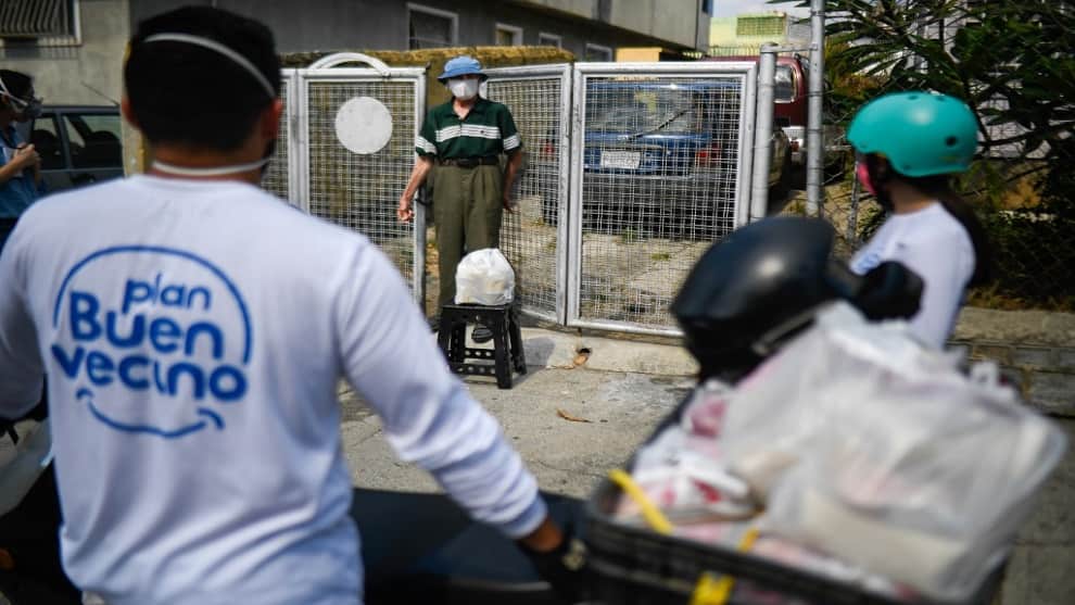 "Caídos del cielo": Voluntarios llevan almuerzos a ancianos en una Caracas en cuarentena