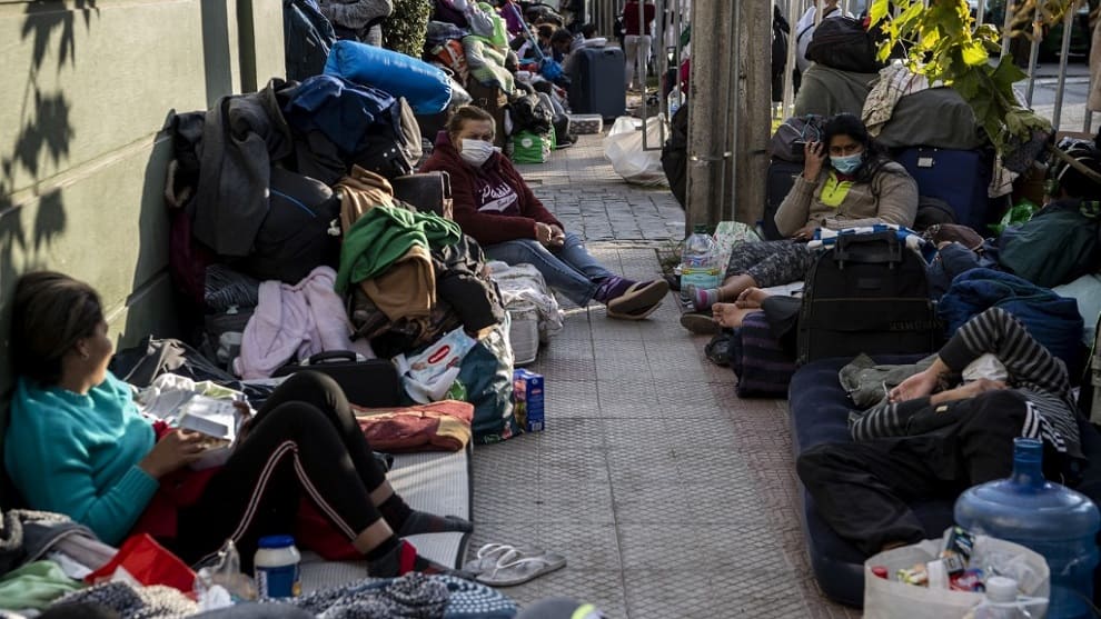 Más de 300 venezolanos montan campamento fuera de embajada en Chile para retornar a su país