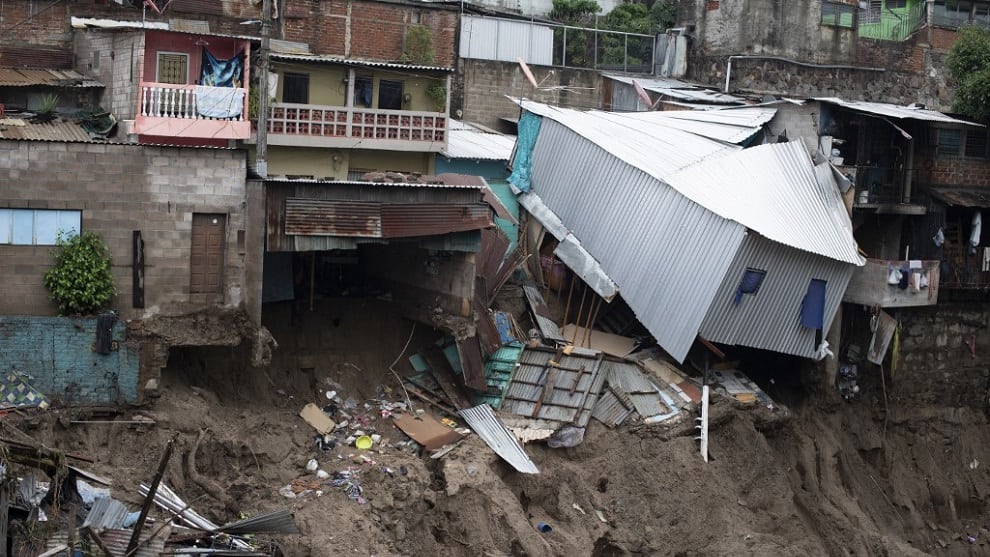 Destrucción y muerte tras el paso de la tormenta Amanda por El Salvador, Guatemala y Honduras