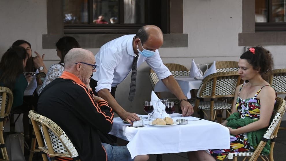 "¡Esto es París!": Franceses regresan a sus amados cafés luego de más de tres meses de confinamiento