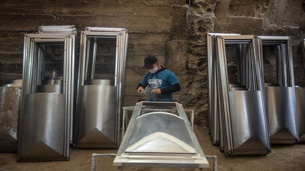 "No pensaba trabajar a tal extremo": fabricante de ataúdes cuadruplica ventas en Perú
