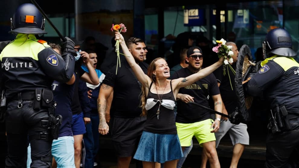 Protestas por medidas contra el COVID-19 en Países Bajos dejan docenas de detenidos