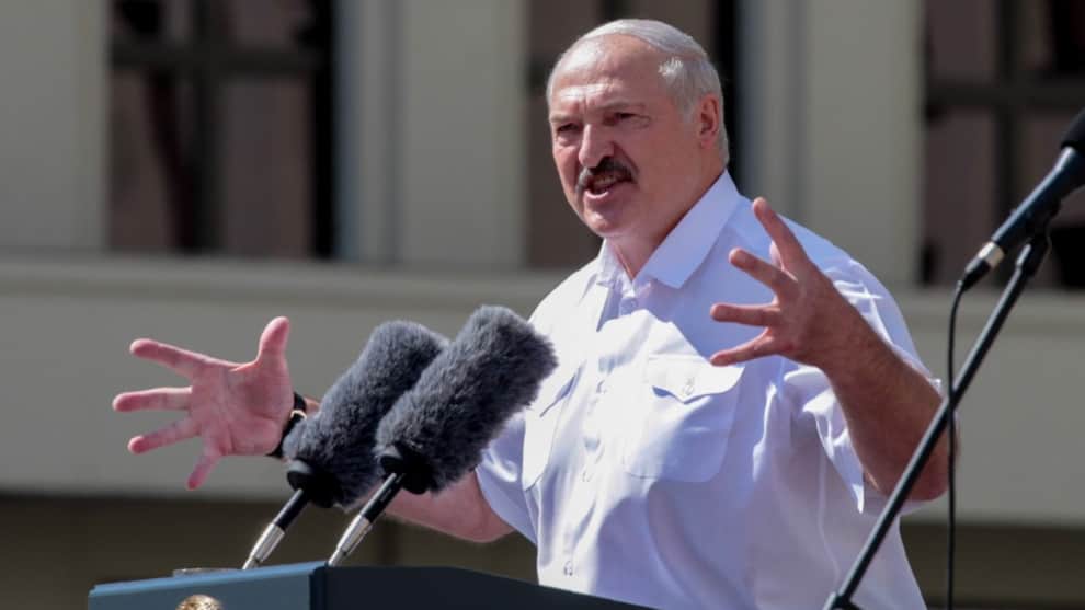 Lukashenko acepta ir a elecciones generales sólo tras cambiar la constitución