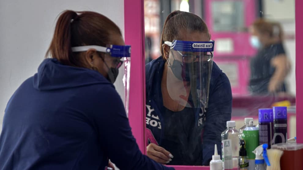 Panamá reabre peluquerías e iglesias pese a avance de la pandemia