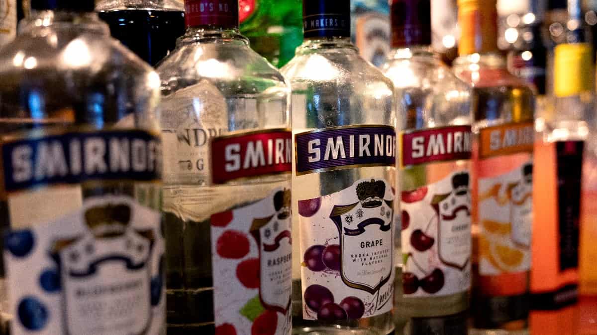 Canadá y Estados Unidos protestan contra Rusia desechando Vodka