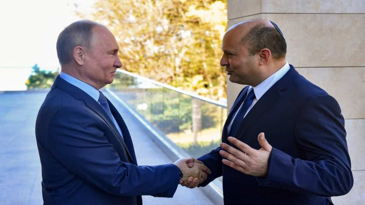 Vladimir Putin (i), presidente de Rusia, sostuvo un encuentro con el primer ministro israelí, Naftali Bennet (d). Foto: Yevgeny BIYATOV / Sputnik / AFP