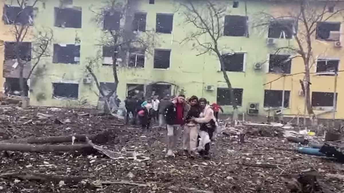 Destrozos en la ciudad ucraniana de Mariúpol. Foto: NATIONAL POLICE OF UKRAINE / AFP