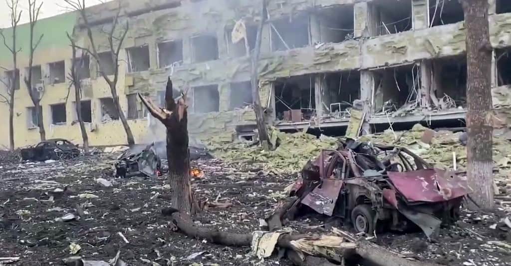 La ciudad de Mariúpol, en Ucrania, duramente golpeada por los ataques militares rusos. Foto: NATIONAL POLICE OF UKRAINE / AFP