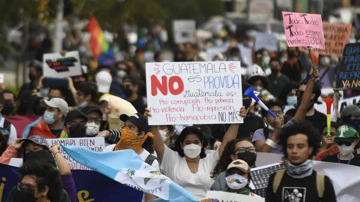 Protesta en Guatemala en rechazo a una ley que endurece las penas por aborto y cierra las posibilidades al matrimonio igualitario | Foto: AFP
