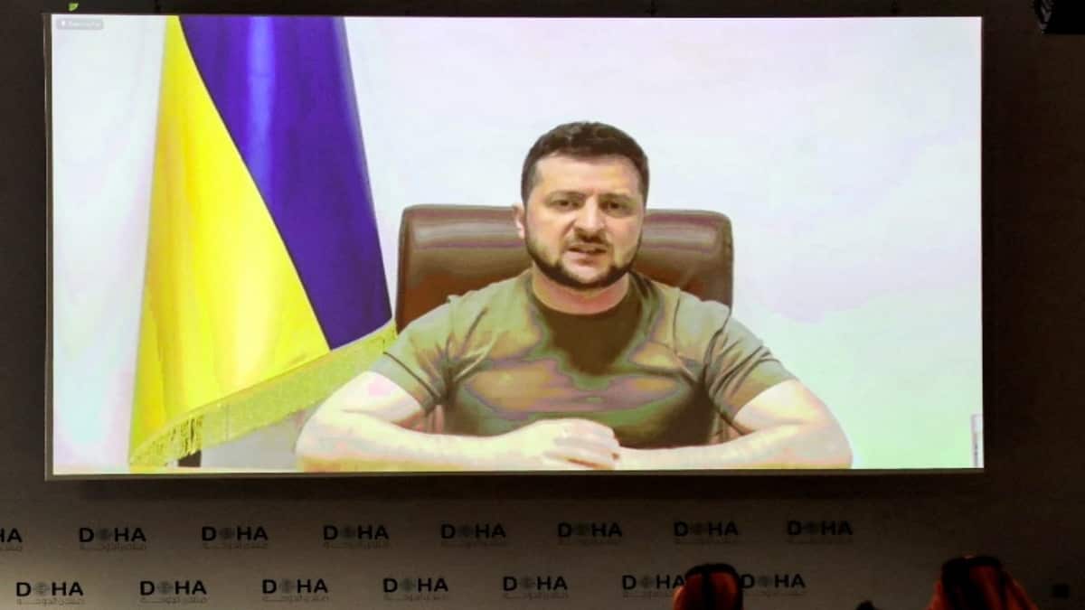 Volodymyr Zelensky, presidente de Ucrania, dio un discurso de forma virtual en el Foro de Doha. Foto: KARIM JAAFAR / AFP