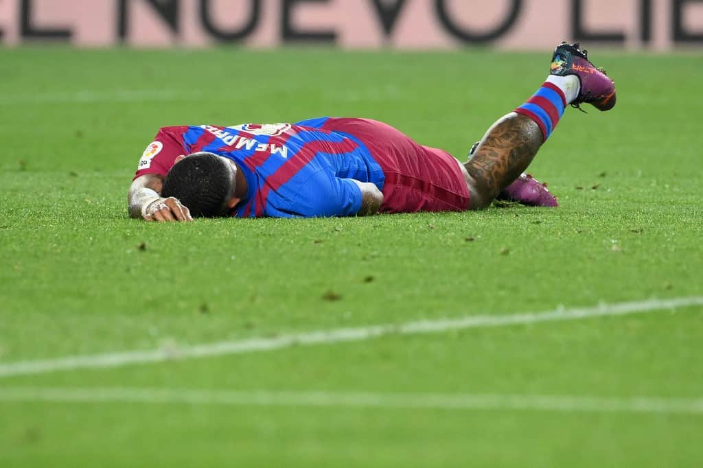 El jugador del FC Barcelona, Memphis Depay, en el suelo, así como la moral del equipo. Foto: AFP
