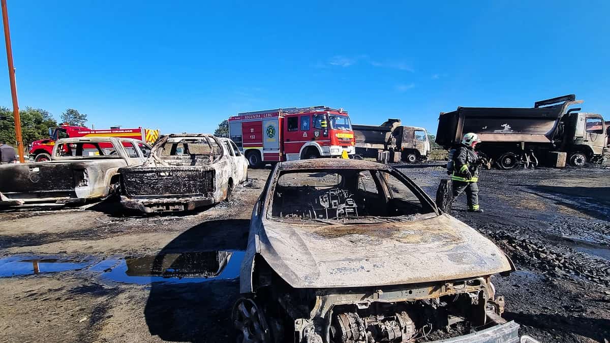 Vehículos quemados en el sur de Chile | Foto: AFP
