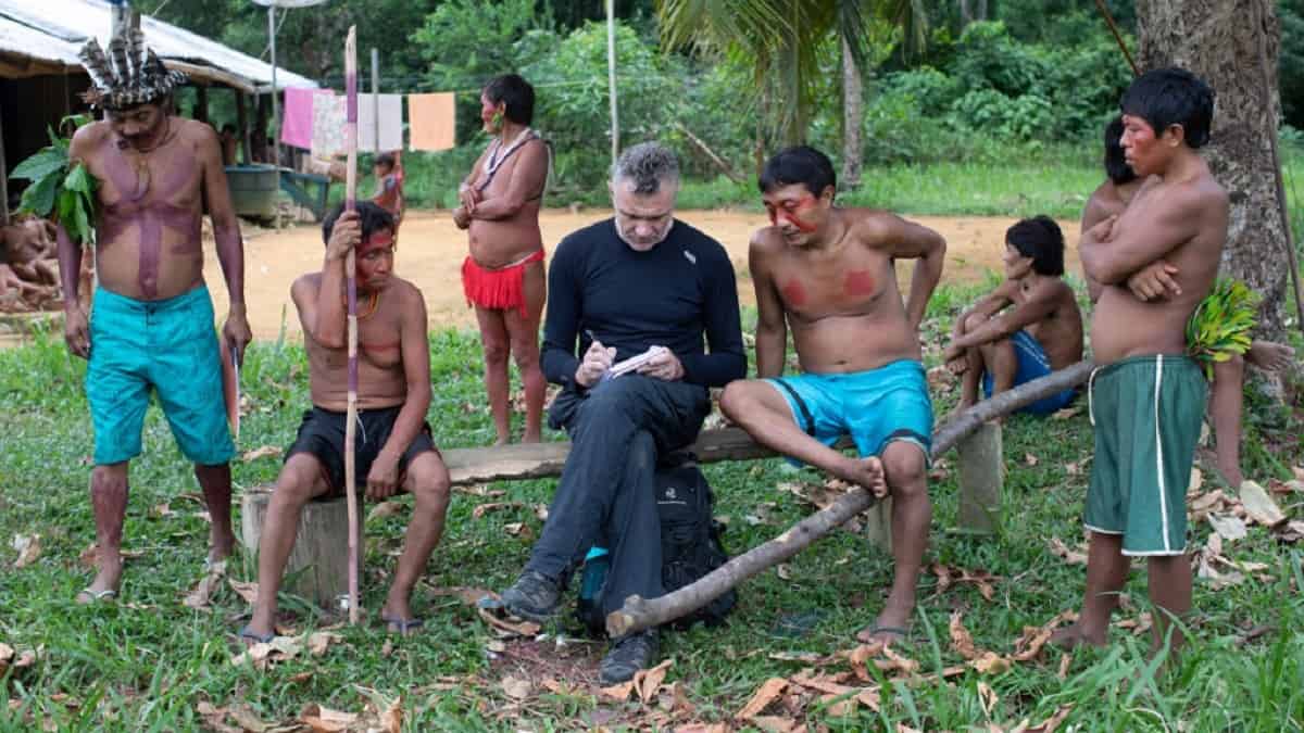 Corresponsal extranjero Dom Phillips junto a indígenas