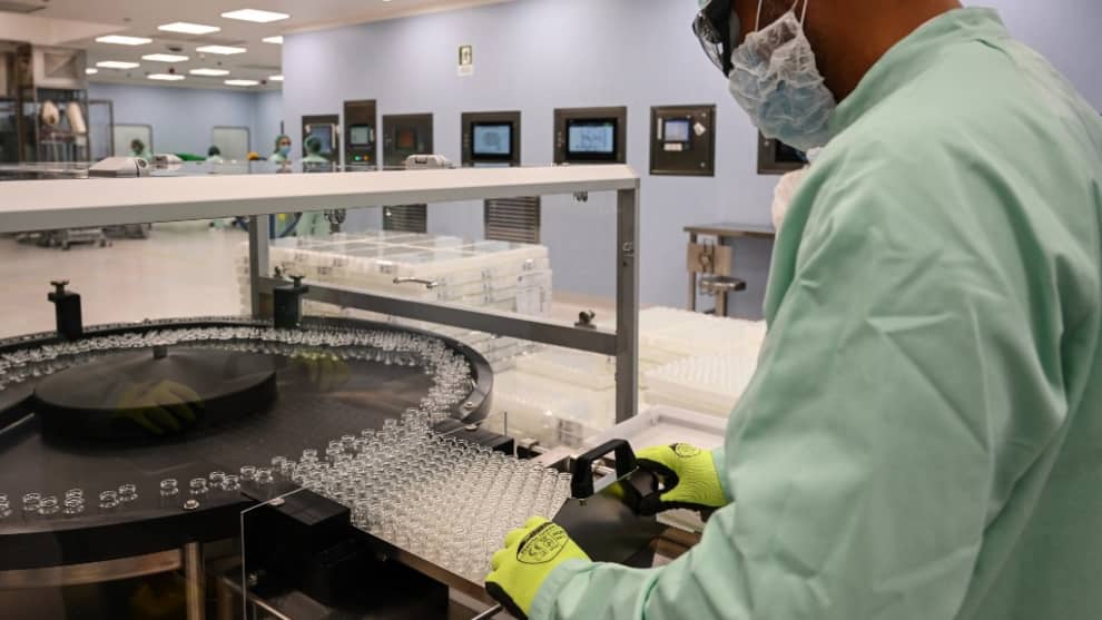 Brasil autoriza reanudar ensayos de vacuna contra covid-19 de AstraZeneca