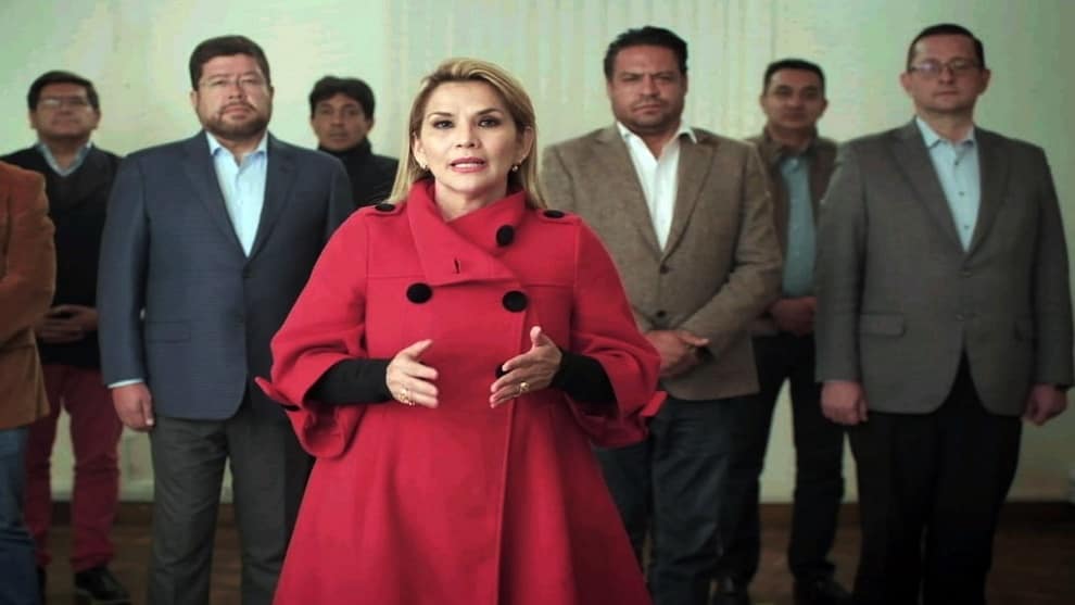 Presidenta interina de Bolivia renuncia a candidatura en comicios de octubre