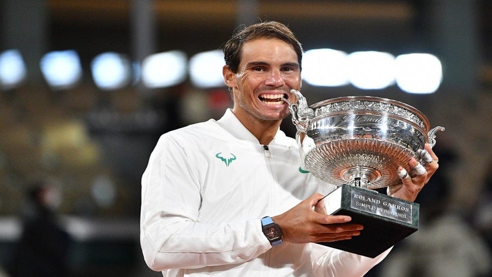 Nadal arrolla a Djokovic en Roland Garros e iguala los 20 Grand Slams de Federer
