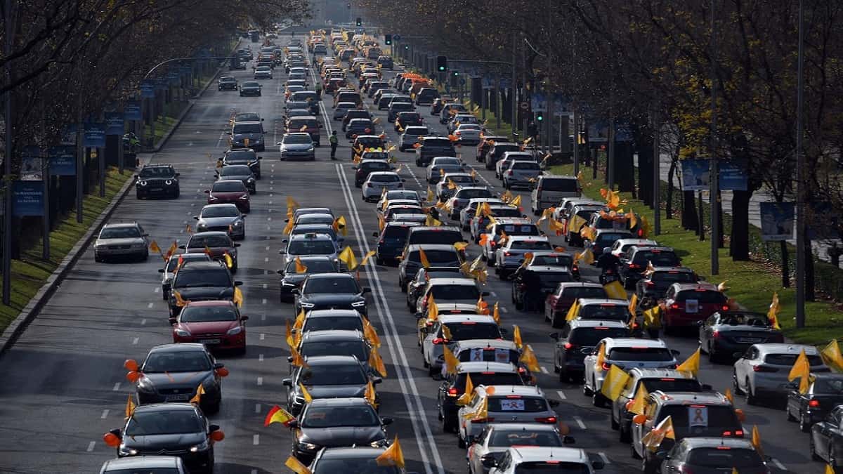 Multitudinaria caravana recorre Madrid en rechazo a la nueva ley educativa