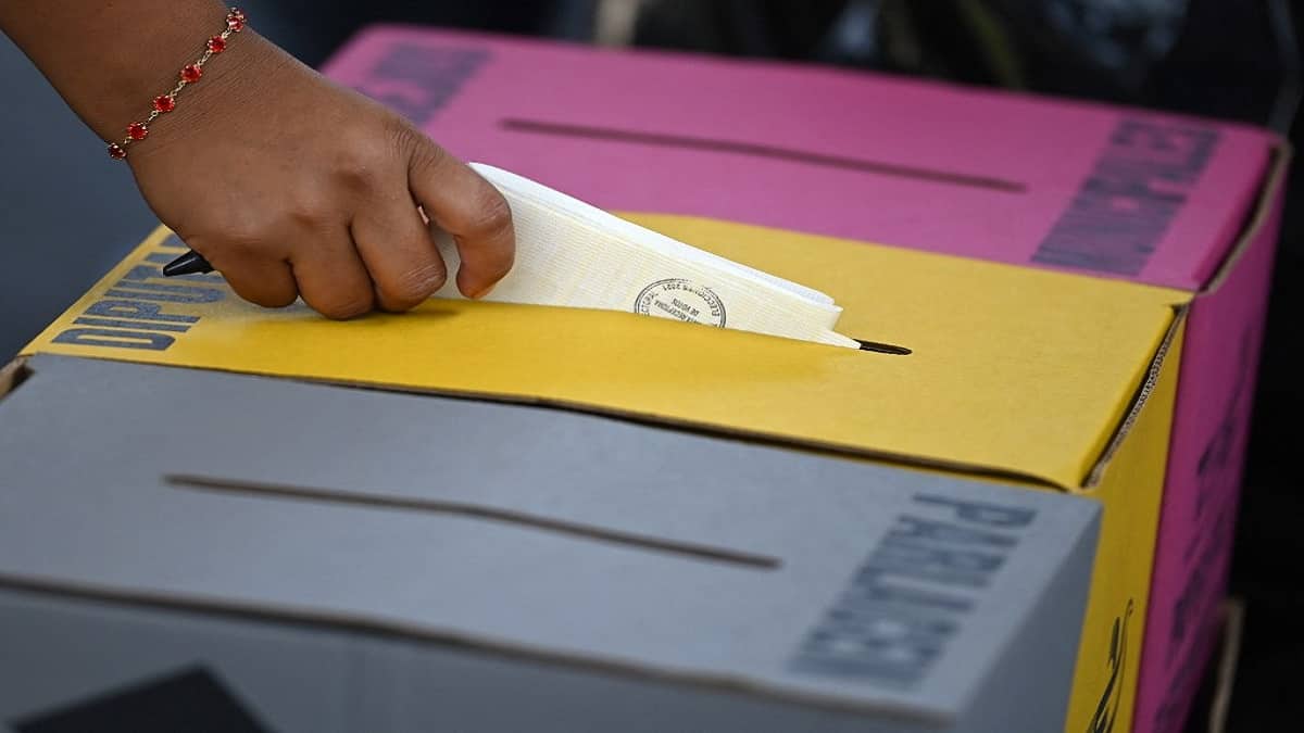 Salvadoreños votan para renovar el Congreso con partido de Bukele como favorito